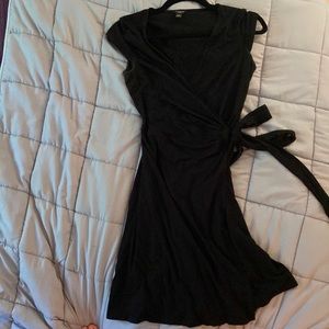 Knee-length Black short sleeve wrap dress